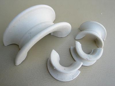 Ceramic saddle ring
